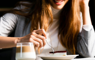 women eating for restaurant optimization